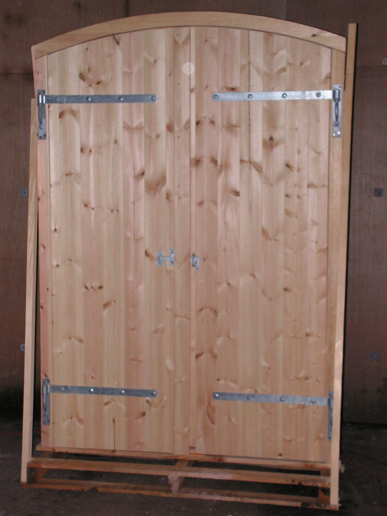 Sidehængte solide garage porte på ønskede mål, velisolerede.